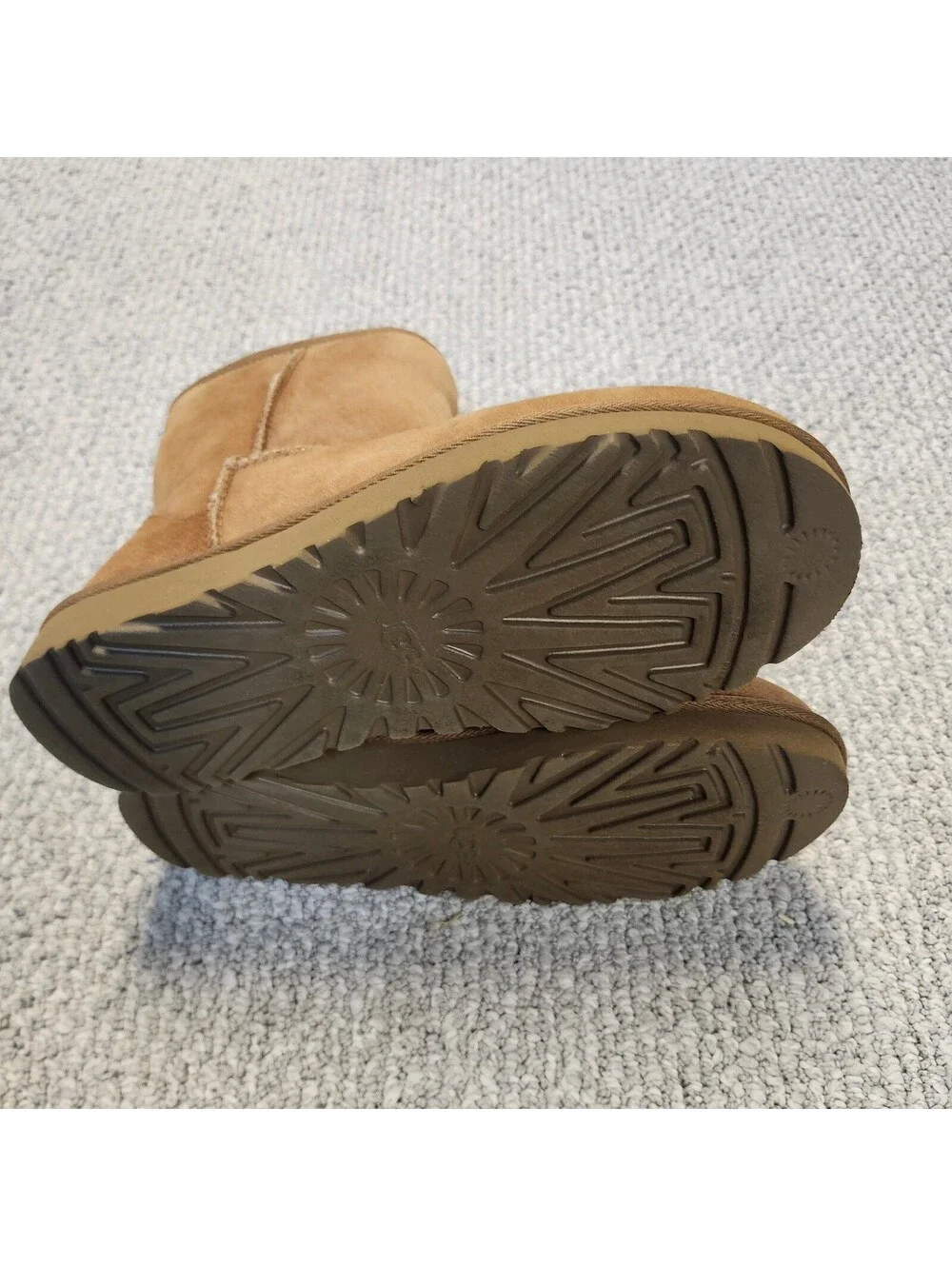 UGG Classic Short Sheepskin Boots in Chestnut Brown Size 9